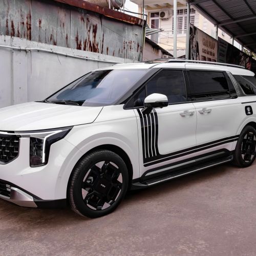 KIA Carnival nâng cấp sàn Carbon Fiber, dán decal Style Range Rover – Đậm chất thể thao và sang trọng