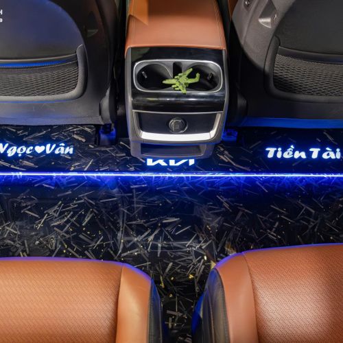 Kia Carnival nâng cấp sàn Carbon vàng lá – Sang trọng, đẳng cấp chuẩn Limousine
