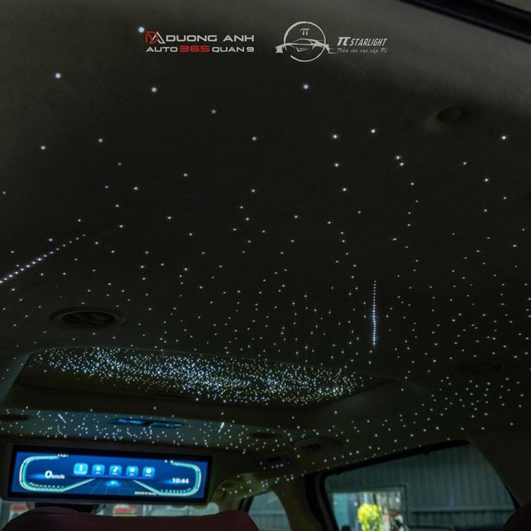 Combo nâng cấp đáng giá cho KIA Carnival, Trần sao Pi Starlight, màn hình trần dài