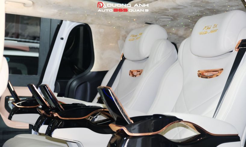 KIA Carnival nâng cấp ghế Cast 4 Pro, sàn vân đá, đổi màu nội thất trắng kem và màn hình trần gập