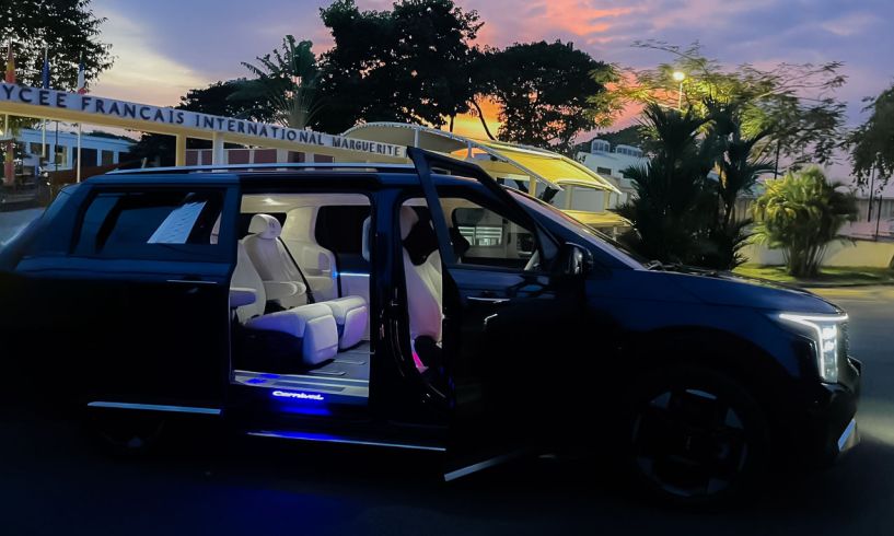 KIA CARNIVAL NÂNG CẤP NỘI THẤT MÀU KEM, TRẦN DA LỘN, SÀN VÂN ĐÁ, MÀN HÌNH GẬP TRẦN VÀ BÀN  LÀM VIỆC