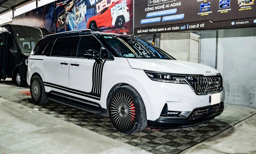 KIA CARNIVAL NÂNG CẤP TRẦN SAO PI STARLIGHT, BỌC DA NỘI THẤT, VÔ LĂNG CARBON VÀ MÂM MAYBACH