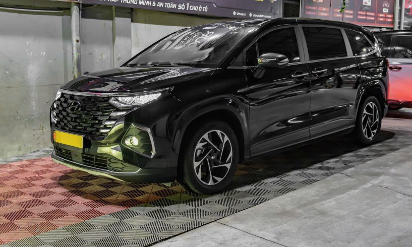 Hyundai Custin nâng cấp sàn vân gỗ, nút bấm cửa lùa, bi gầm X3 Ultra, nâng xi nhan và Android Box tiện ích