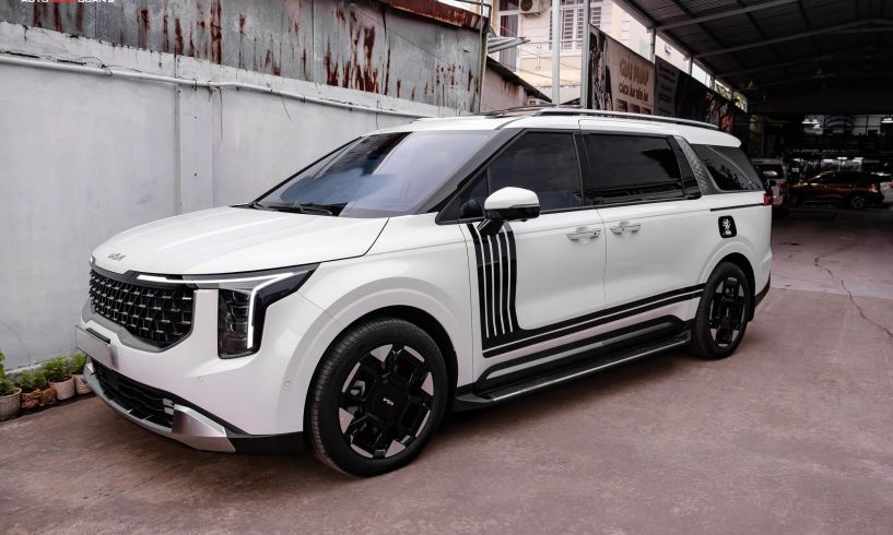 KIA Carnival nâng cấp sàn Carbon Fiber, dán decal Style Range Rover – Đậm chất thể thao và sang trọng