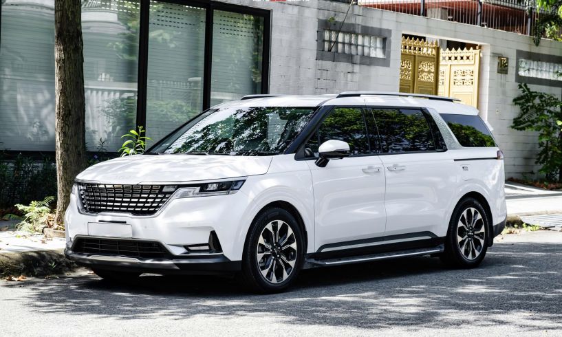 KIA Carnival nâng cấp Ghế VIP Hipoint HP07, Bàn làm việc, Trần sao Pi & Sàn carbon – Đẳng cấp thương gia cho MPV 7 chỗ