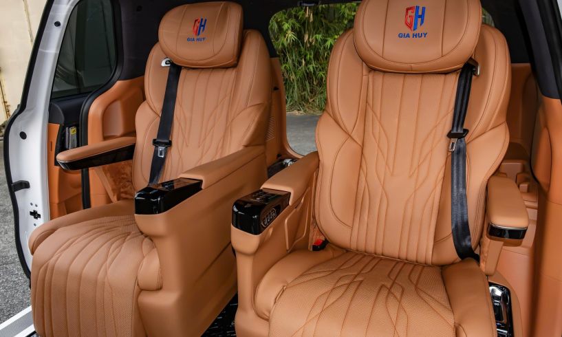 KIA Carnival nâng cấp Ghế VIP HP05, Bàn làm việc điện, Sàn carbon vàng lá & Trần sao Pi – Đẳng cấp Limousine cho MPV 7 chỗ
