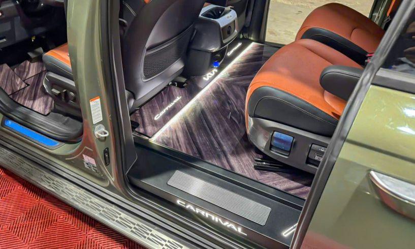 Kia Carnival nâng cấp sàn vân gỗ – Không gian nội thất sang trọng, sạch sẽ và đậm chất Limousine