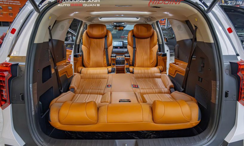 Kia Carnival nâng cấp ghế VIP HP13, Sofa Bed, LED nội thất & sàn Carbon vàng lá – Chuẩn Limousine thương gia