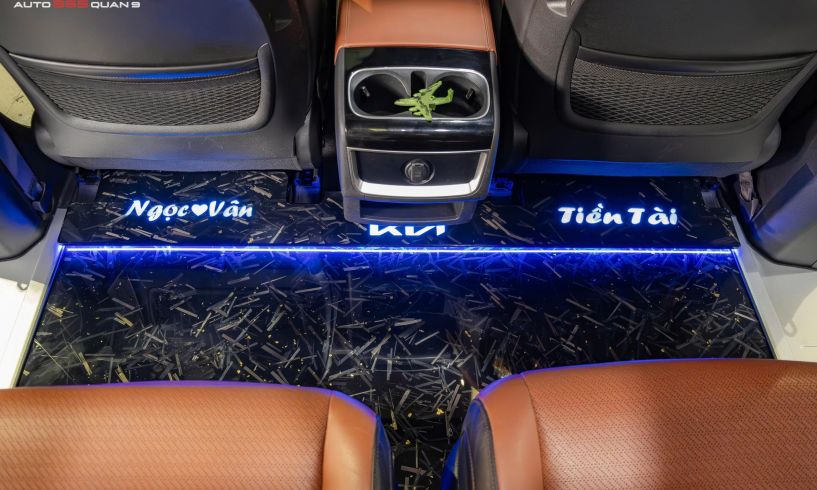 Kia Carnival nâng cấp sàn Carbon vàng lá – Sang trọng, đẳng cấp chuẩn Limousine