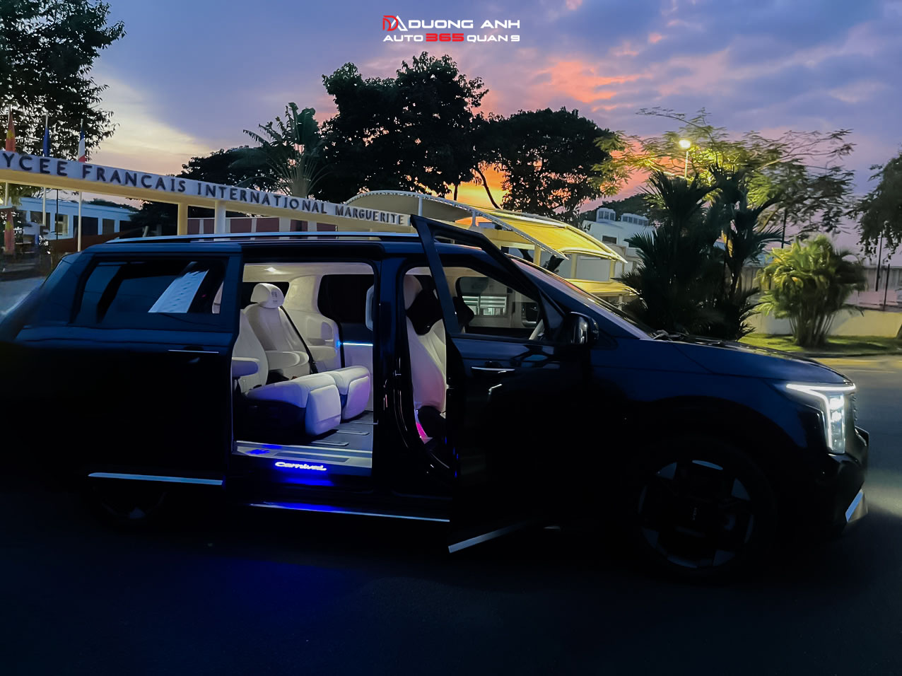 KIA CARNIVAL NÂNG CẤP NỘI THẤT MÀU KEM, TRẦN DA LỘN, SÀN VÂN ĐÁ, MÀN HÌNH GẬP TRẦN VÀ BÀN  LÀM VIỆC