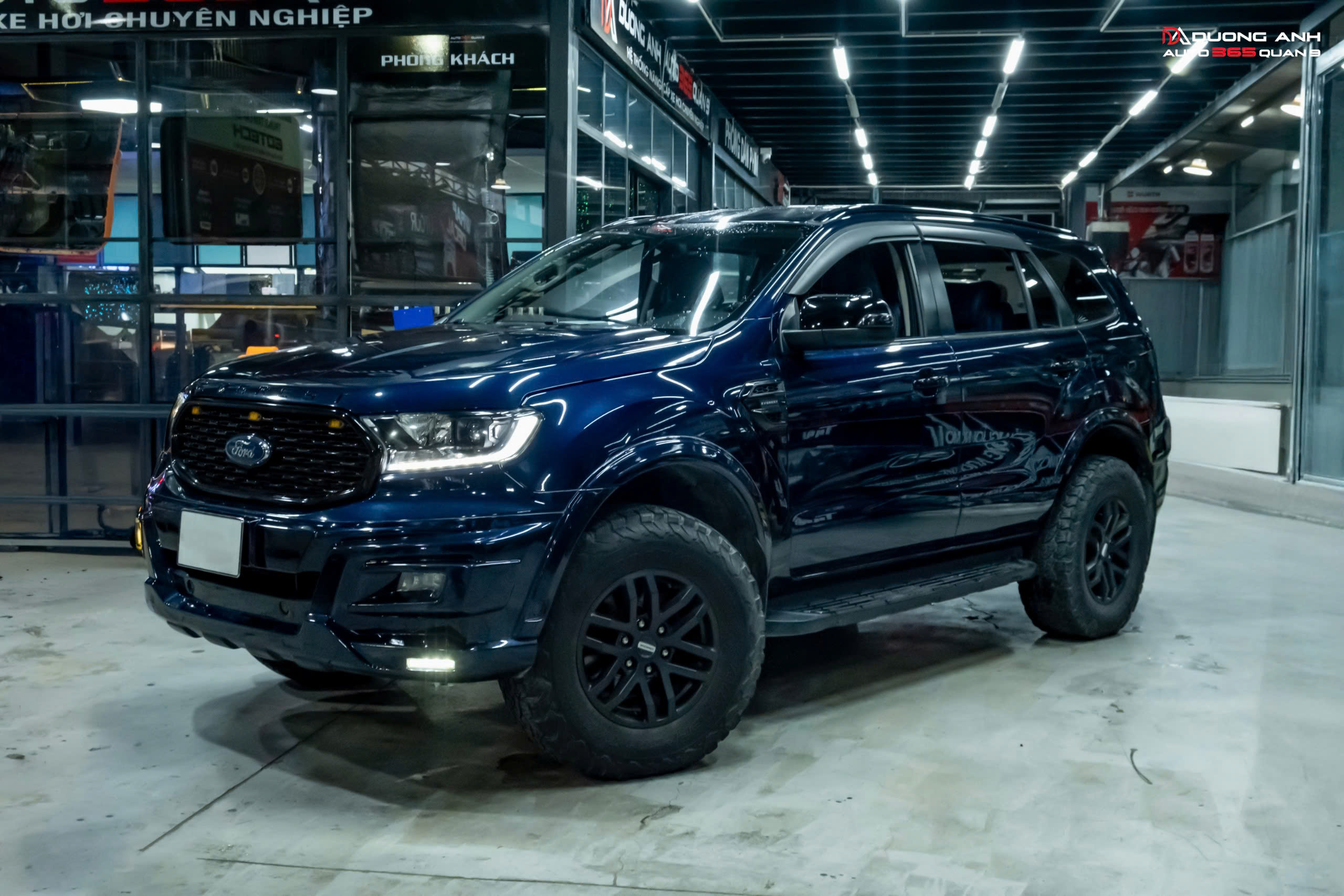 Ford Everest nâng cấp Ghế SUV 03, Đổi màu nội thất đỏ – xanh navy và LED nội thất sang trọng