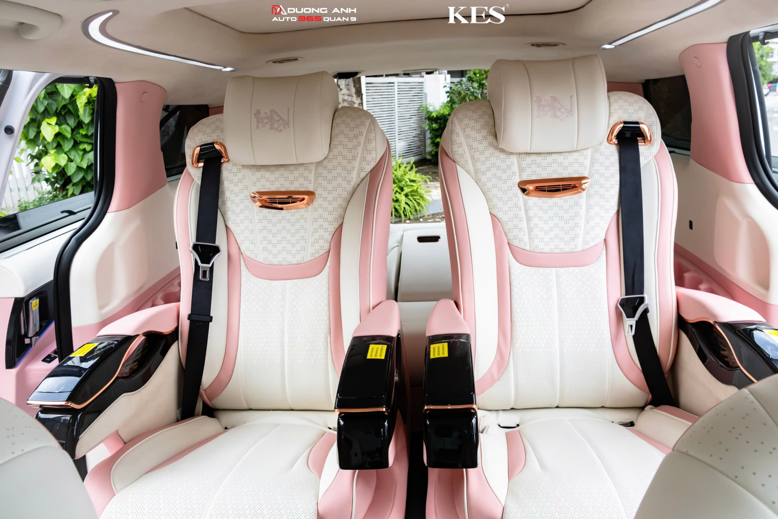 KIA CARNIVAL NÂNG CẤP GHẾ VIP CAST4 PRO, SOFA BED KES, TRẦN SAO PI STARLIGHT VÀ SÀN CARBON VÀNG LÁ