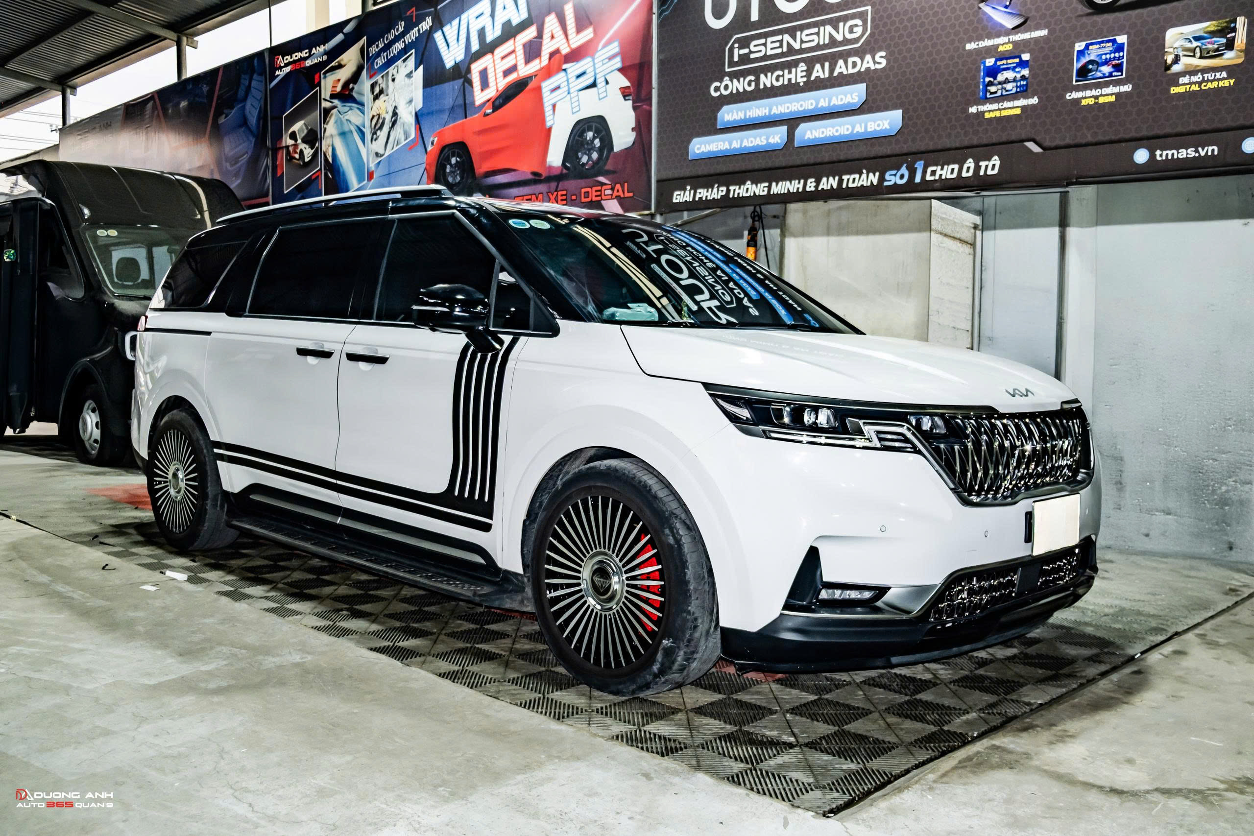 KIA CARNIVAL NÂNG CẤP TRẦN SAO PI STARLIGHT, BỌC DA NỘI THẤT, VÔ LĂNG CARBON VÀ MÂM MAYBACH