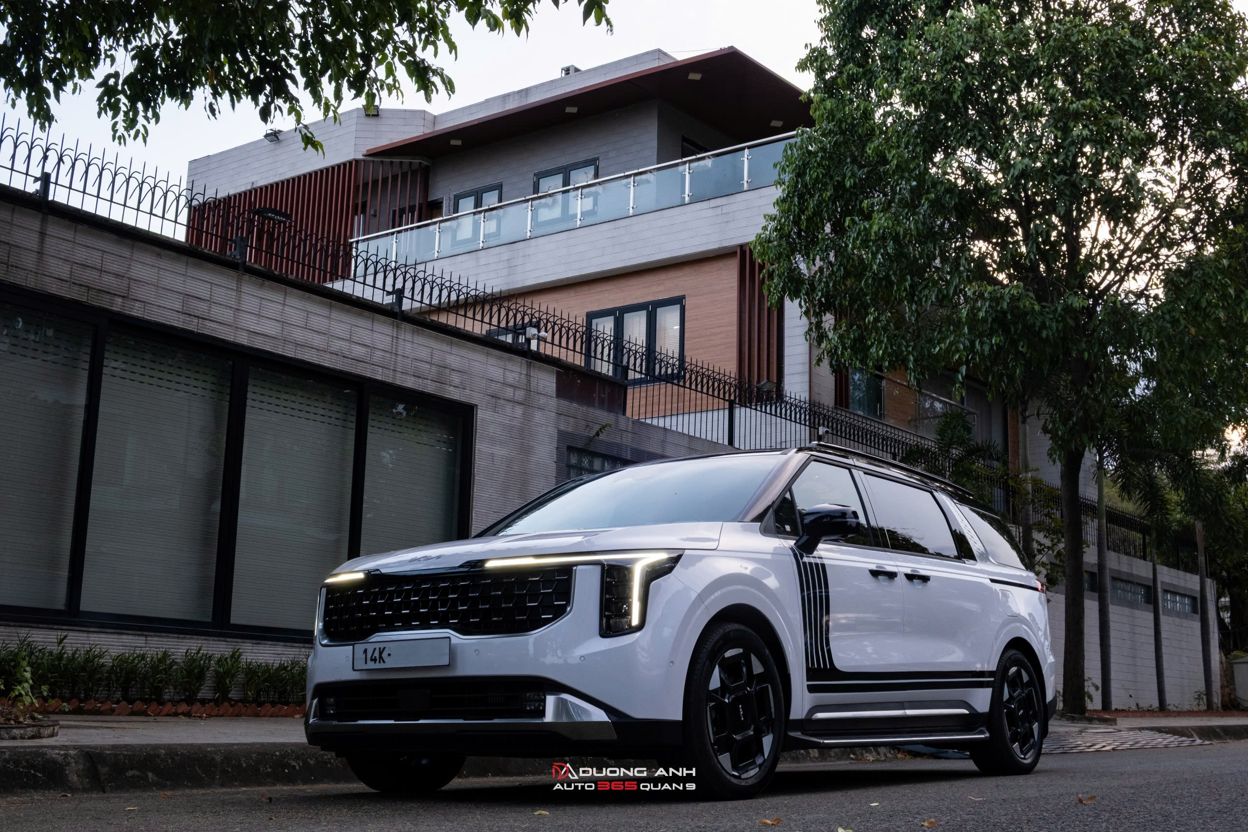 KIA CARNIVAL NÂNG CẤP GHẾ CAST 3 PRO, BỌC DA NAPPA, SÀN CARBON VÀNG LÁ, MÀN HÌNH TRẦN DÀI VÀ ỐP ĐÈN TRẦN LIMOUSINE