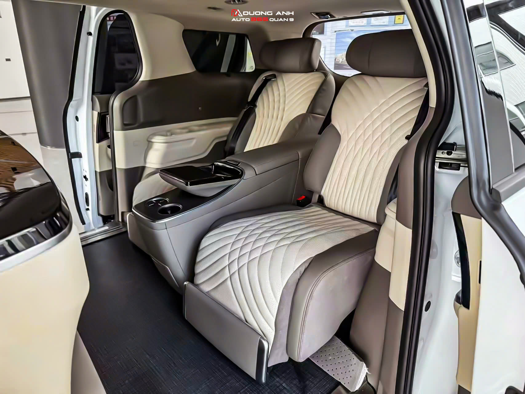 KIA Carnival nâng cấp phiên bản 4 chỗ & vách ngăn thương gia – Chuẩn Limousine hạng sang