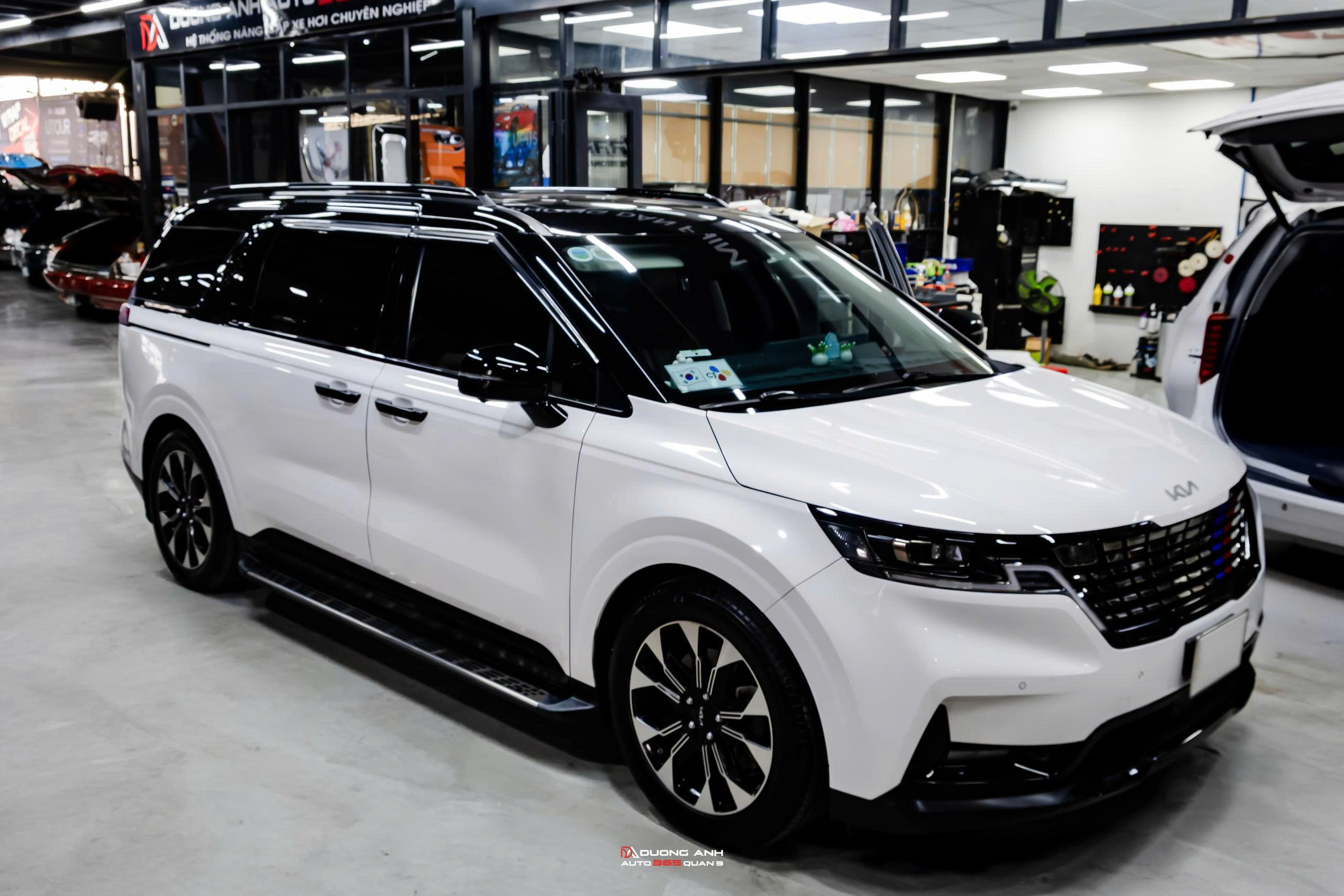 Kia Carnival nâng cấp LED nội thất & Sàn vân gỗ – Sang trọng hơn, đẳng cấp hơn, trải nghiệm tốt hơn