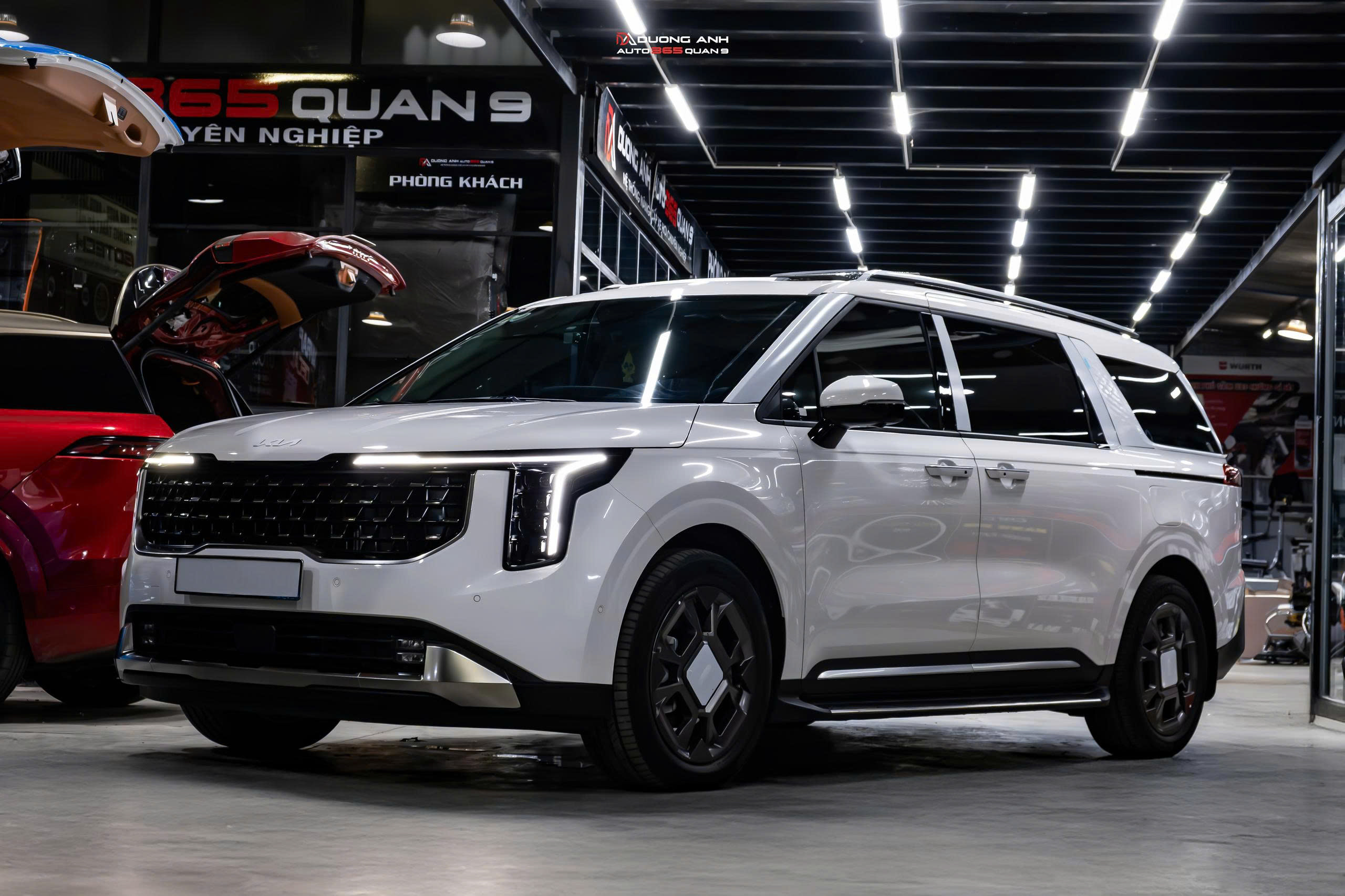 Kia Carnival nâng cấp LED nội thất, sàn carbon vàng lá & ghế băng 2 chỉnh điện – Sang trọng và tiện nghi vượt trội