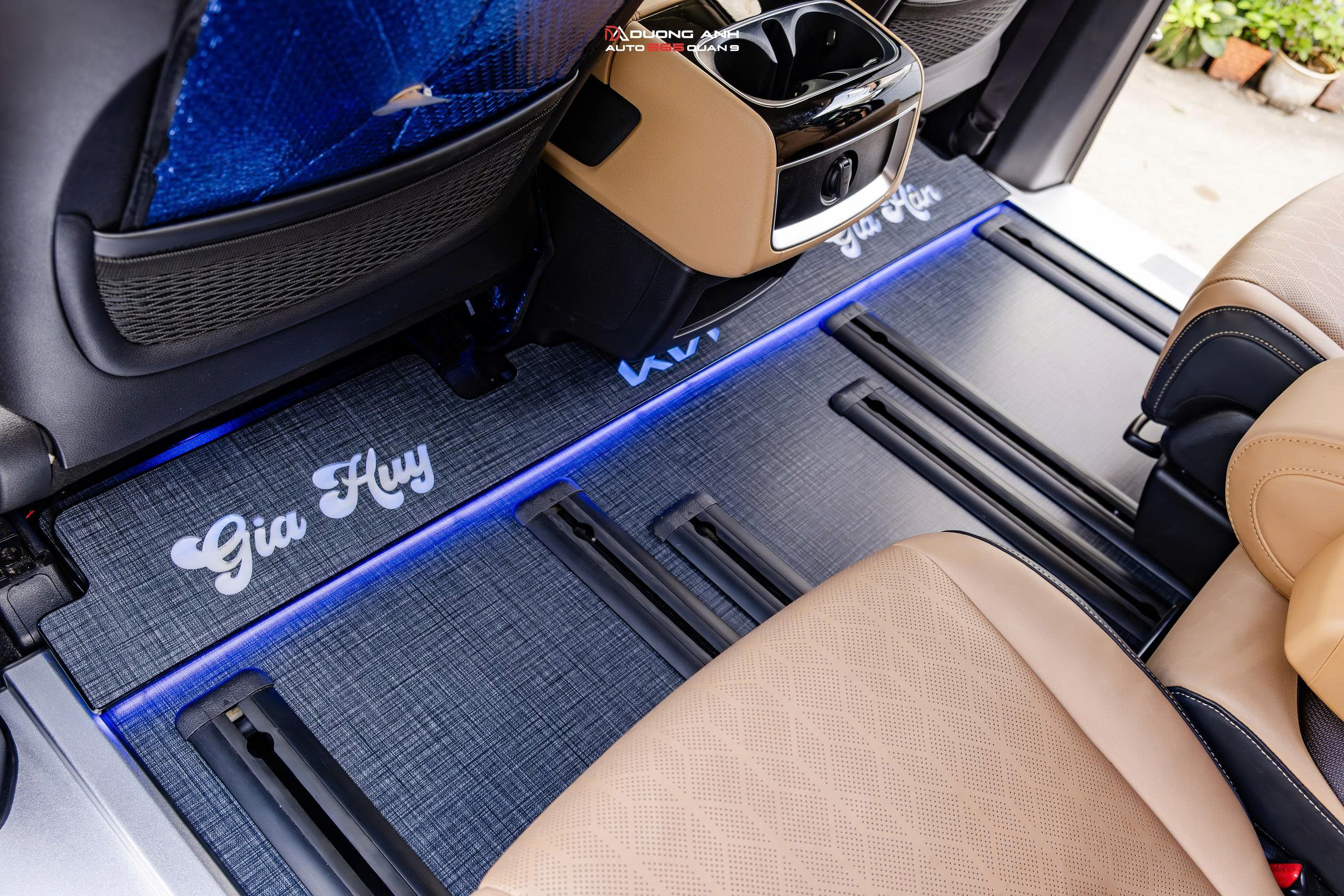 Kia Carnival nâng cấp Sàn Caro Gingham – Sang trọng, sạch sẽ và đậm chất Limousine