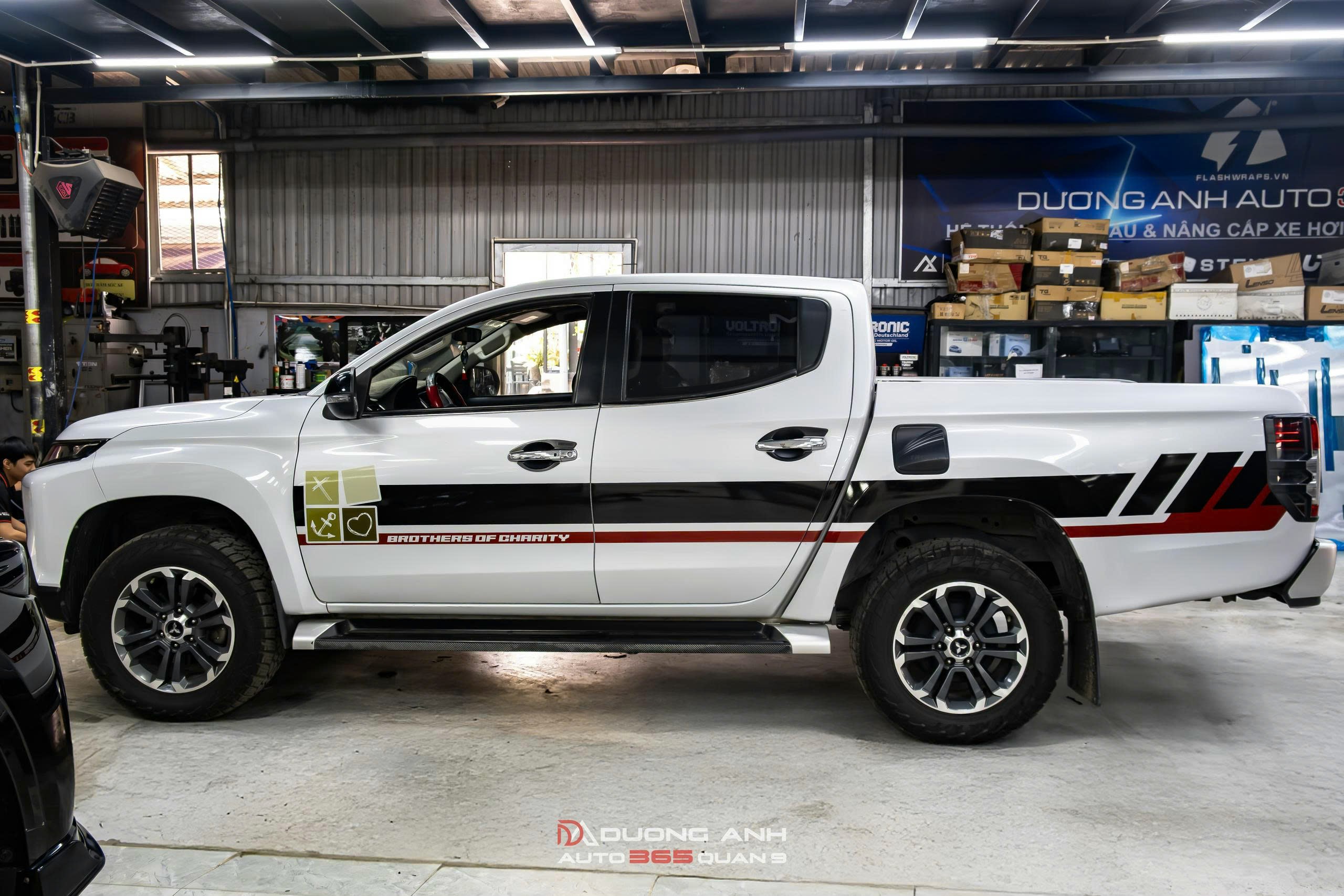 Mitsubishi Triton dán tem cá nhân hóa – Thể thao, mạnh mẽ và khác biệt hoàn toàn