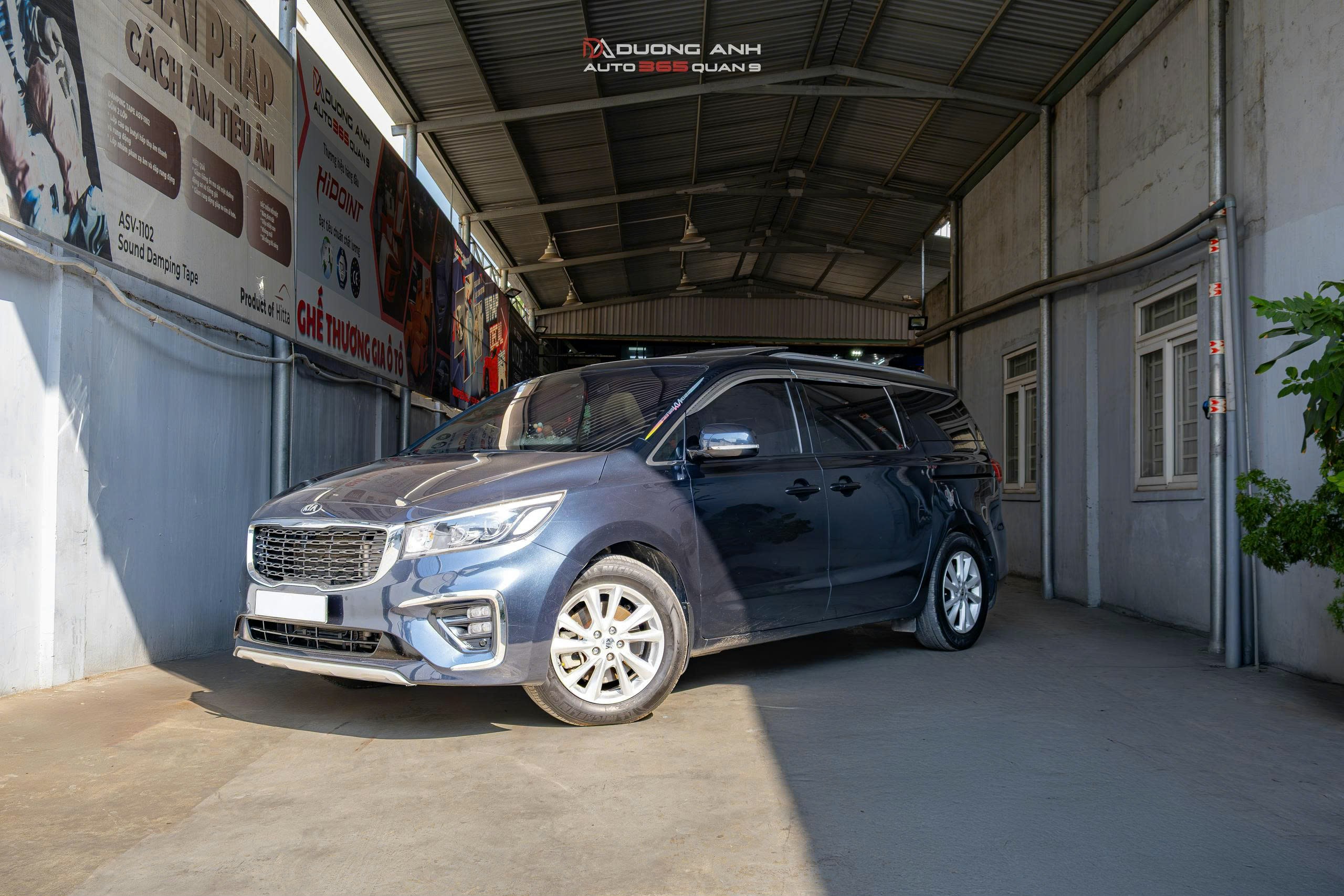 Kia Sedona nâng cấp sàn vân gỗ cao cấp – Sang trọng, sạch sẽ và bền bỉ